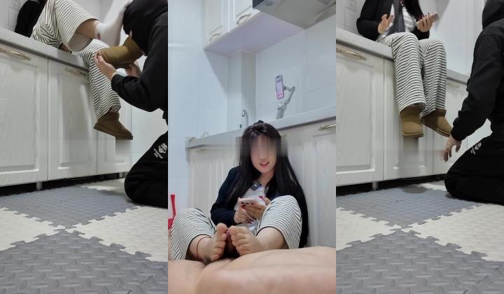 【与精神小妹的那些年】，足交踩脸调教，好几个妹子一起，吃嫩妹的大便，享受特殊的待遇！
