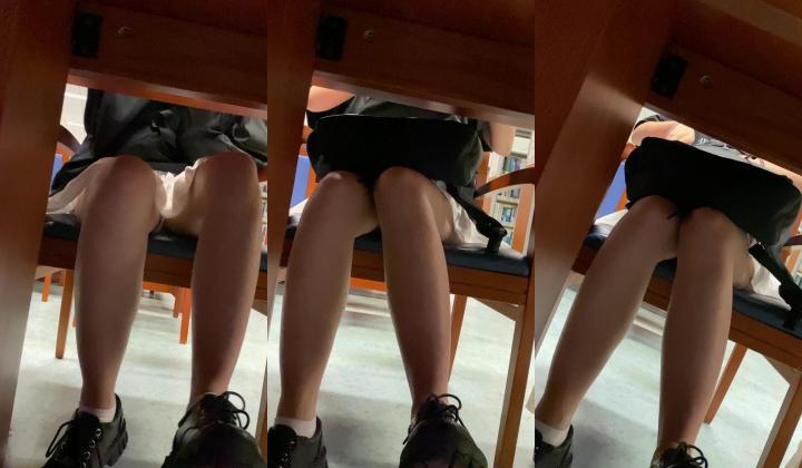抄底颜值嫩妹【图书馆白色短裙】裙子这么短，看手机笑得这么开心的靓女，穴一定是湿的吧
