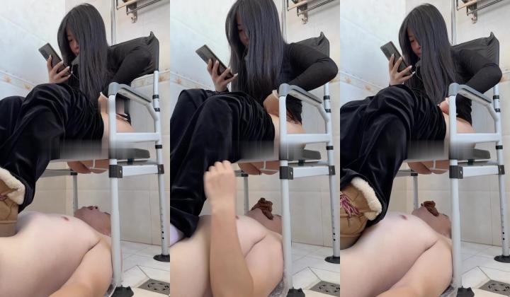 【与精神小妹的那些年】，足交踩脸调教，好几个妹子一起，吃嫩妹的大便，享受特殊的待遇！
