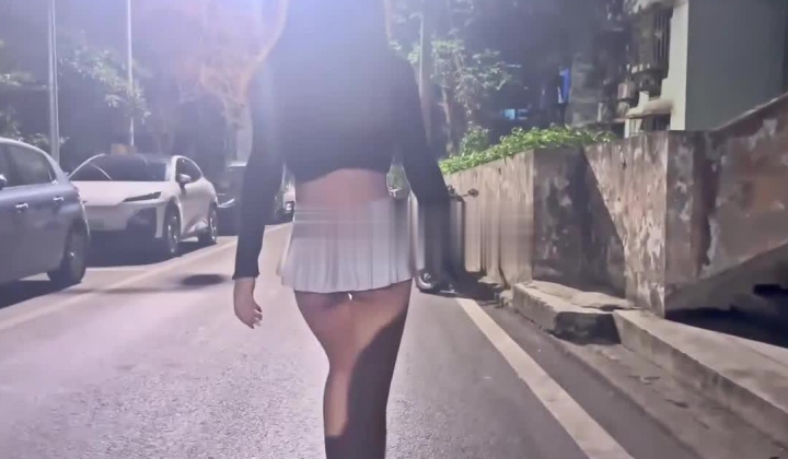 户外挑战各种场所露出，漏出自己的极品大奶子，胆子是真大 chishan999