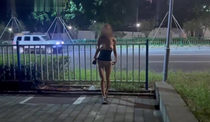户外挑战各种场所露出，漏出自己的极品大奶子，胆子是真大 chishan999