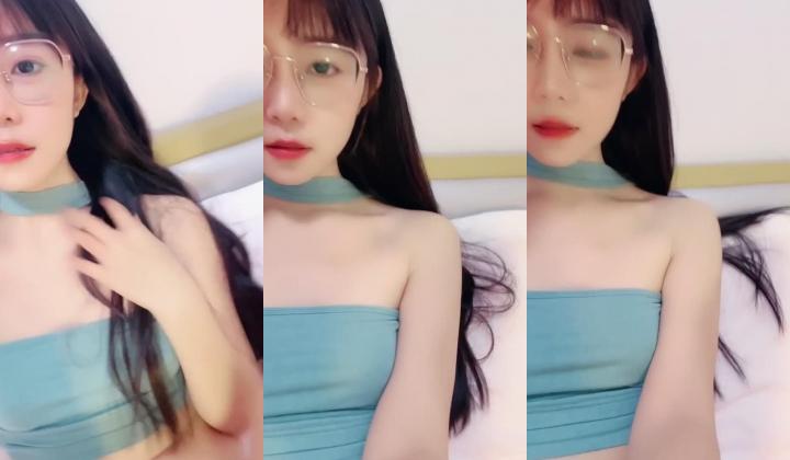 眼镜小妹【甜饱兔子】坚挺小馒头 粉红小穴 跳蛋自慰 十分诱惑