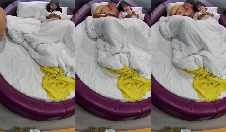 情趣台 青年小情侣 这男人有点壮 女人也丰满 两人性致高得很 狗交后入 还站起来操