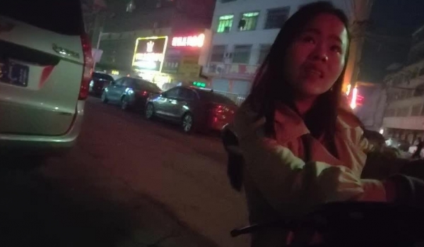 【广顺探花】，小伙找到一个宝藏小店，几个小姐姐颜值都不错，挑中大长腿共度欢乐一刻，抠穴啪啪后入精