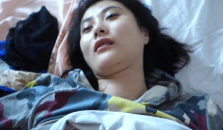 邪恶二人组下药迷翻大长腿美女同事 换上黑丝两个人轮流啪啪啪