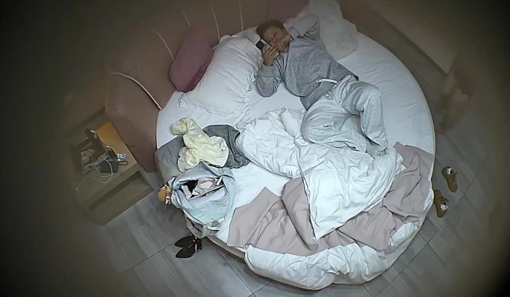 酒店偷拍 乖乖女学生掏出书包内藏的情趣黑丝疯狂深蹲爱拍摄胖男
