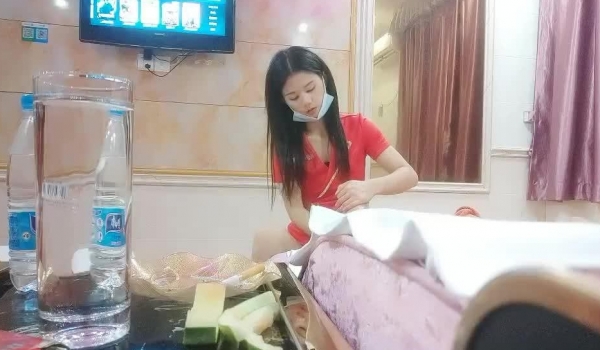 山鸡优选探花足疗洗浴撩妹酒店开房啪啪瘦小年轻村姑技师被不戴套强行内射