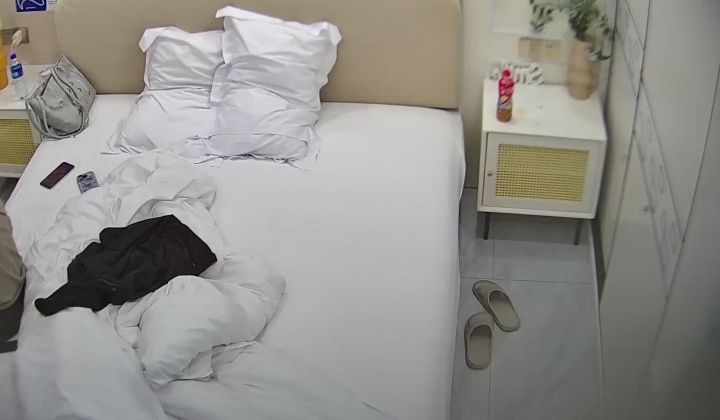酒店针孔偷拍 ️猥琐眼镜男约操白皙滑嫩的小少妇被疯狂折腾