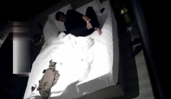 酒店偷拍 紫色丝袜尤物被老相好扣逼猛操