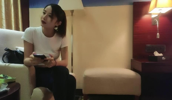 【小马寻花】流水线约外围 前脚刚走 另一个已到楼下 肤白貌美 饱满胸部 极品尤物脱光干一炮