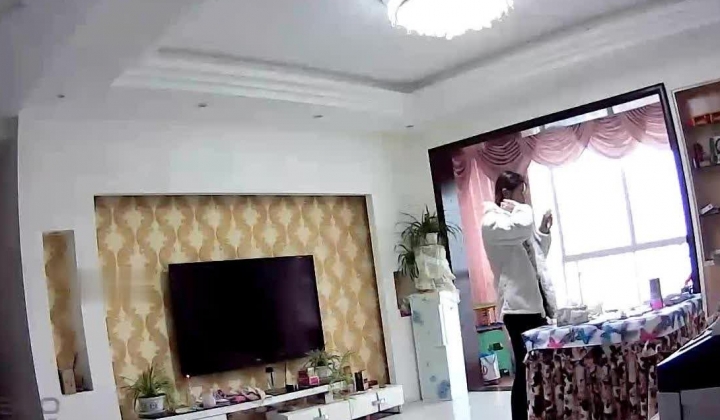 家庭摄像头破解偸拍性福侏儒老哥娶了一位大个漂亮媳妇客厅给B喂药晚上沙发上激情打炮骚妻呻吟声真给力