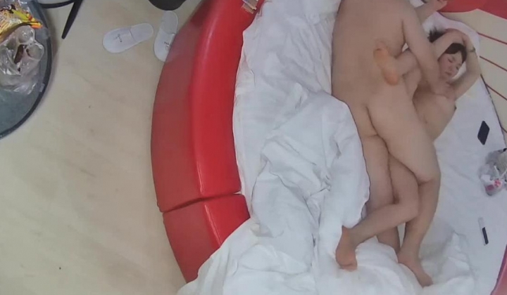 情趣台 男人一边操逼一边找小电影看 而且操逼的角度很刁钻 少妇这个半透小内裤看着很容易冲动