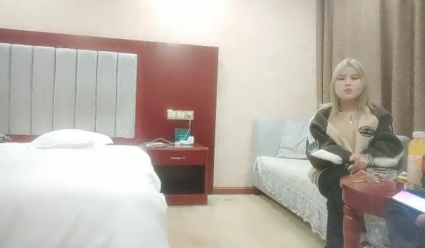 【小夏探花】 精神小妹 精挑细选只干佳品 为了买 iphone 13 援交事业开启，花式啪啪，又