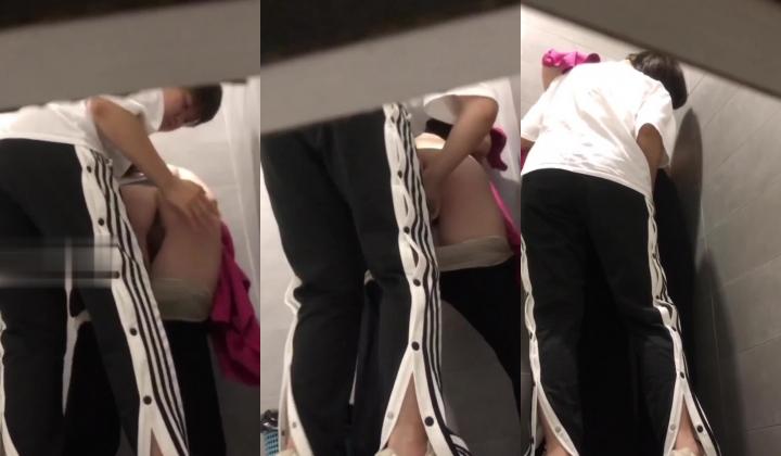 商场女厕偷拍一对情侣在里面抠B摸奶