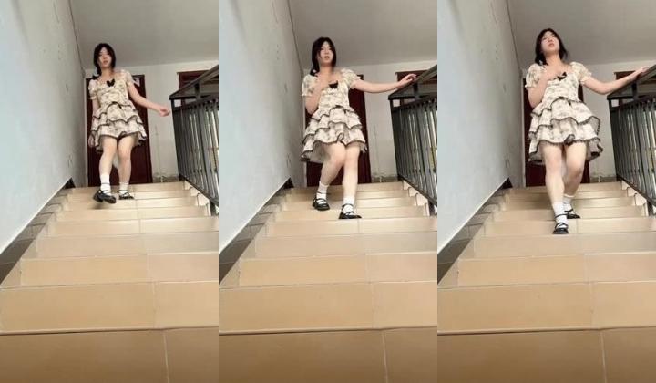 超清纯女大学生在家完成主人任务 带小狗尾巴肛塞爬行 高潮喷水！清纯淫荡切换只在一瞬间