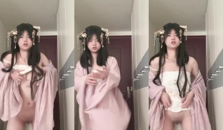 超清纯女大学生在家完成主人任务 带小狗尾巴肛塞爬行 高潮喷水！清纯淫荡切换只在一瞬间