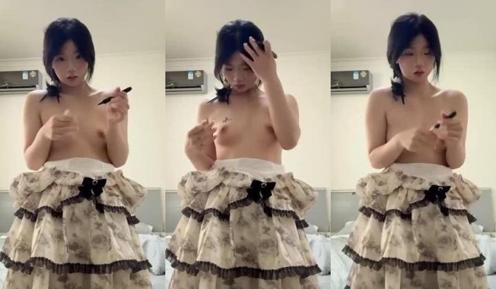 超清纯女大学生在家完成主人任务 带小狗尾巴肛塞爬行 高潮喷水！清纯淫荡切换只在一瞬间