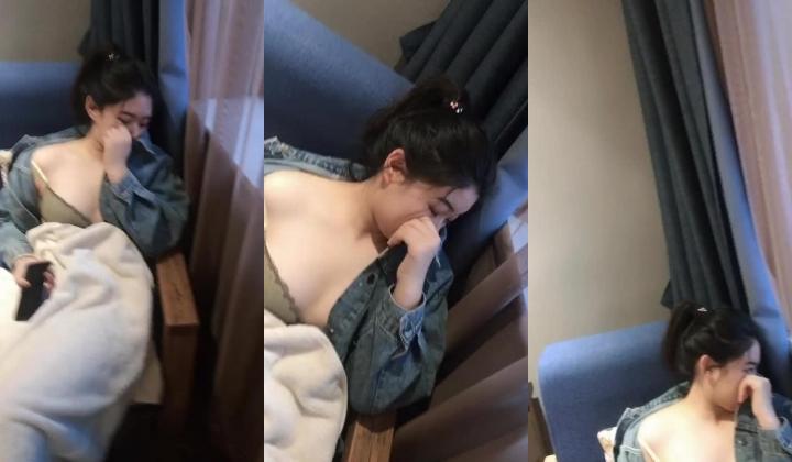校园初识一小女，干净无瑕，好纯洁的容貌，撩到手带出来开房，略显羞涩给开苞了！