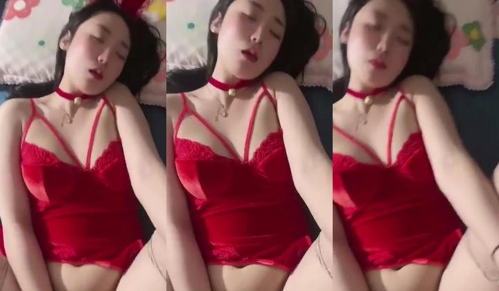 【与反差婊偷情】情侣租客，白天她男票不在的时候，我们就在房间做，她男票在的时候，就找借口出来一起