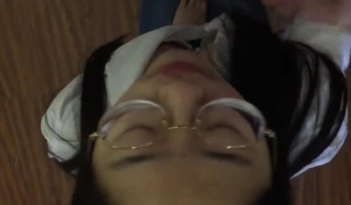大三闷骚眼镜学姐，土豪的胯下母狗，带出来开房，乖乖做奴颜射！