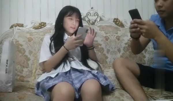 探花 纹身老哥约操在校清纯学生妹，JK装白色丝袜，童颜巨乳超级白嫩，沙发上操69姿势口交，活很不
