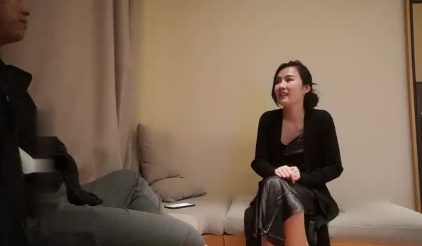 时尚吊带装气质美少妇和网友酒店约啪,舔奶摸逼后抱到床上变着花招爆插她,快速抽插操的嗷嗷大叫.国语