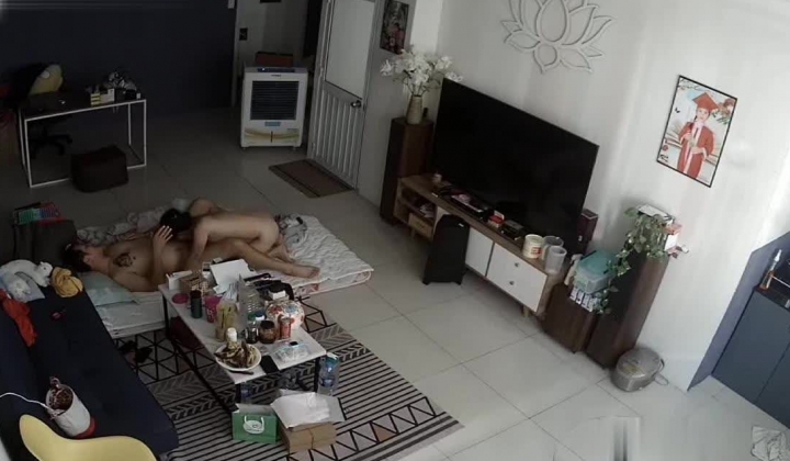 居家黑客入侵偷拍，老公边玩手机边抠妻子的下体，骚妻终于忍不住起身口交女上一气呵成，少妇上位太猛了