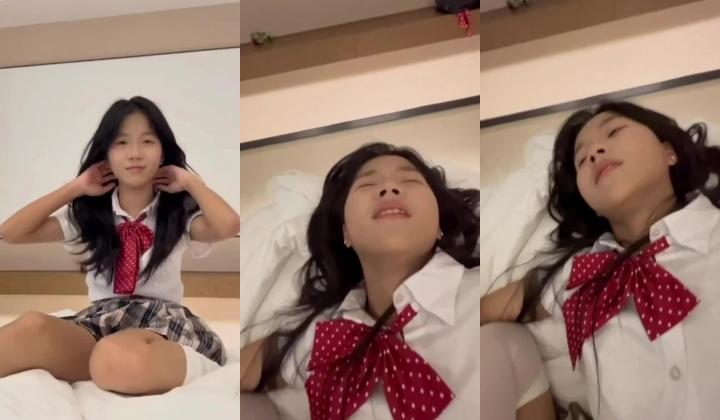 露脸JK制服少女乖巧懂事且反差，在酒店释放天性，穿着新买的JK制服口交做爱 妹子颜值在线