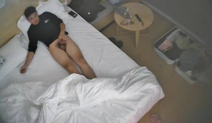 酒店偷拍 带着结婚证住宿的新婚夫妻古灵精怪的可爱新婚媳妇迫不及待的想挨操