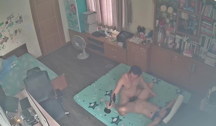 黑客破解家庭网络摄像头偷拍白领夫妻想找网友换妻做爱一边自拍留念一边和网友分享