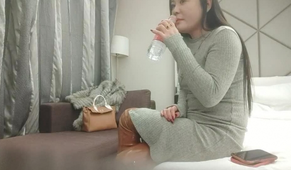 利哥探花 骚逼妇长得这么丑这么蠢还要价2000块