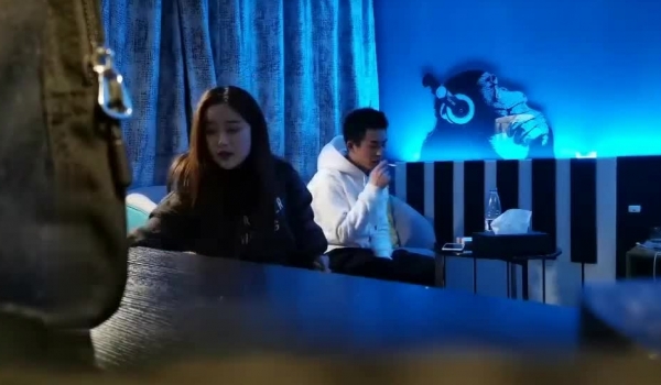 平头哥酒店约操师范院校兼职援交的漂亮气质大美女,腼腆害羞脱光衣服用被子包着不让看,强行扑倒抠逼玩
