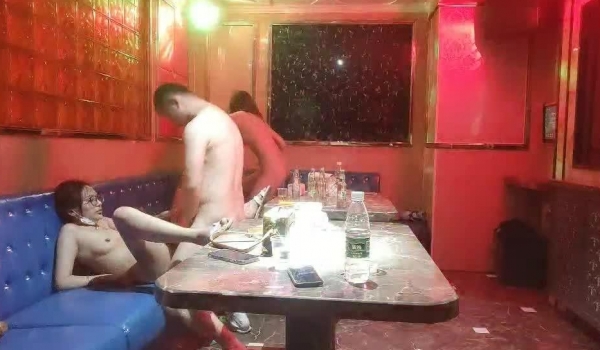 新人探花 全网独家商K 美女大学生业余兼职 开场先脱光衣服跳只小舞祝兴