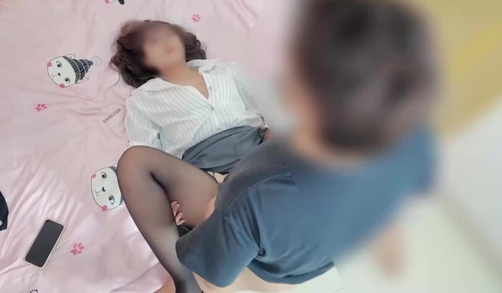 【精品乱伦】舅妈的爱情故事 - 楼道里寻刺激露出口交 被房东发现抓包 最终还是瞒不住了 回屋舅妈