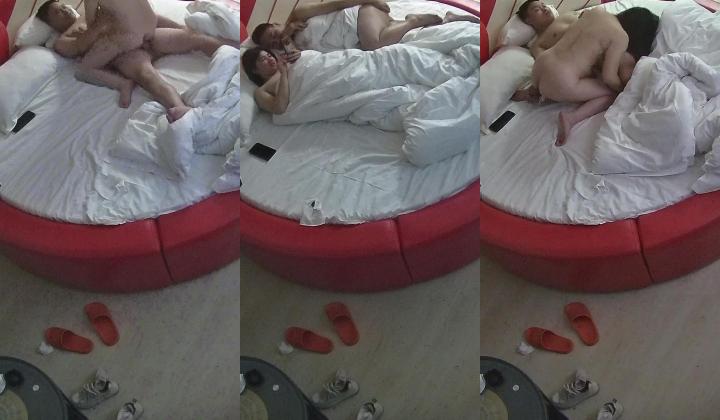 情趣台 哥们玩逼是有一手的 手都能把女人玩得发抖 还把女人抱起来操 女人被操爽了配合度就高