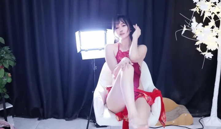 网易CC颜值骚主播【李憨憨】裸舞诱惑，S好身材大长腿，三角带阴毛浓密，小阴唇很长极品蝴蝶穴
