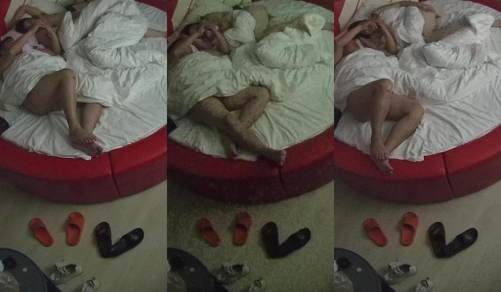 情趣台 哥们玩逼是有一手的 手都能把女人玩得发抖 还把女人抱起来操 女人被操爽了配合度就高