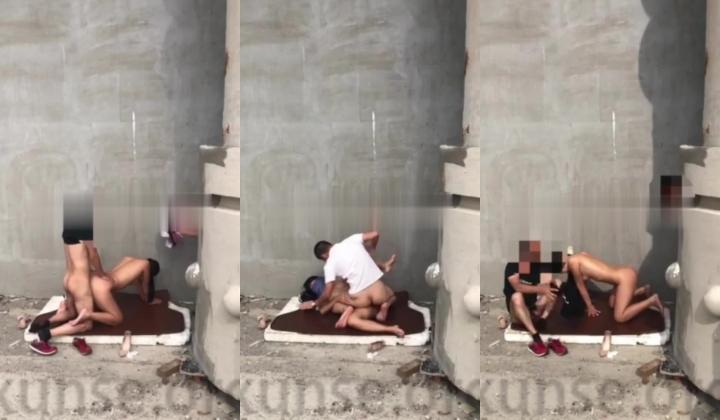 精品推荐 【YQ_K】把老婆绑在景区的石洞里叫来几个单男来玩没想到正在干的时候一下子来了一群人