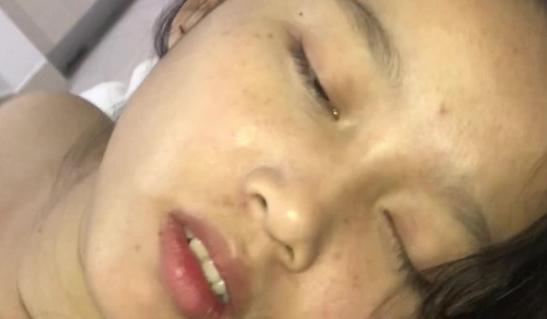 【MJ极品】价值1500RMB的年轻巨乳小妹下药失去意识任人玩弄啪啪 无套内射 两颗球球是真的大
