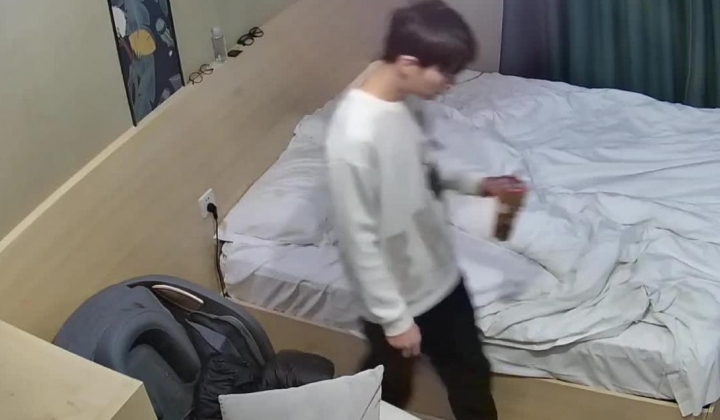 主题酒店 年轻情侣 女生身材苗条讨人喜欢 男生又是个牲口 把逼里水都操干了 涂上润滑油继续
