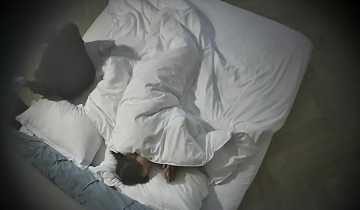 酒店偷拍 眼镜男和单位年轻小少妇开房偷情搞到第二天中午一地卫生纸