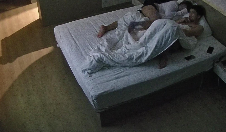 大学城 情侣之间于毒龙的不多见 这小胖妞已经很用心侍候了 结果这男的全程不到3分钟 垃圾