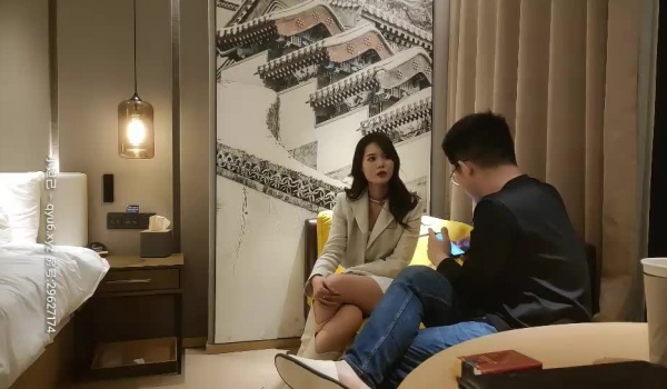 神剑探花外围高素质西装妹，喜欢慢慢玩穿着内衣口交，掰穴舔逼毛毛浓密，抬起双腿猛操套破了