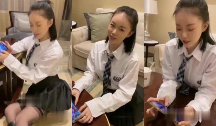 美术老师兼秀人网女神模特【一颗甜蛋黄a】土豪私人订制露三点假屌自慰反差类型的宝藏女孩