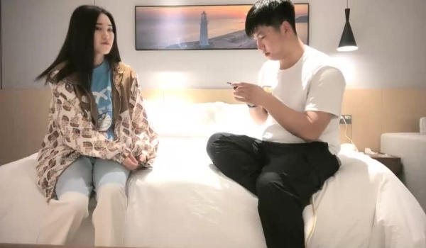 小宝寻花深夜场高素质大圈外围，文静妹子坐在身上揉捏奶子，舌吻跪着口交特写，骑乘抬腿侧入呻吟娇喘享