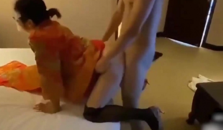 绝了！绿帽老公一边看着淫妻贱货穿着红妆被单男后入狂操，一边舔弄交合处，看着你老婆被别的男人干你什么感觉？