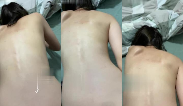 【最新新娘极品泄密】高颜值气质新娘后入特写啪啪！男女双双露脸，淫妻对着镜头夸赞自己的屁股好翘，好好观摩你的骚屁股和浪逼
