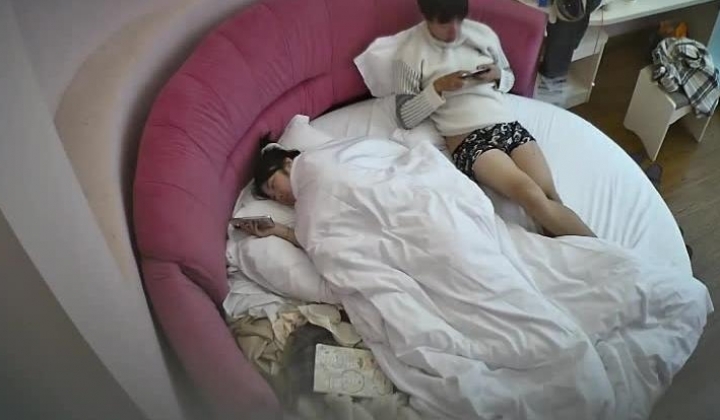 酒店偷拍 可爱JK裙丸子头嫩妹子被猥琐男友玩弄操穴
