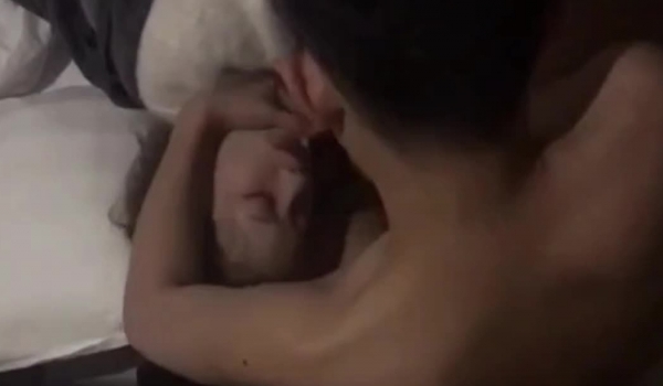 猥琐小哥多次下药迷翻漂亮女友各种变态玩弄满足自己的兽欲