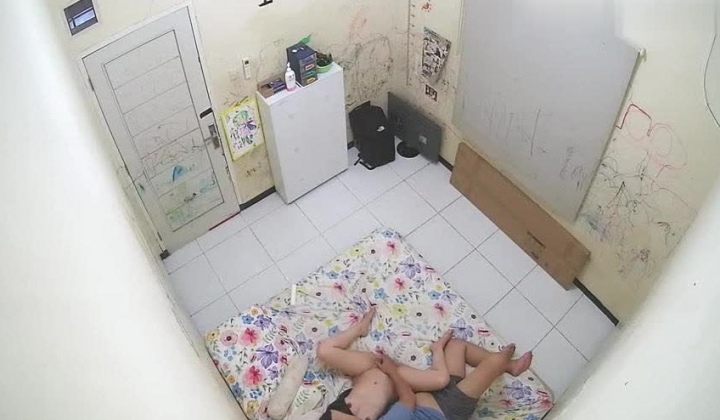 黑客破解家庭网络摄像头偷拍 极品夫妻 的日常性生活每次啪啪都需要道具插逼自慰热身再开干